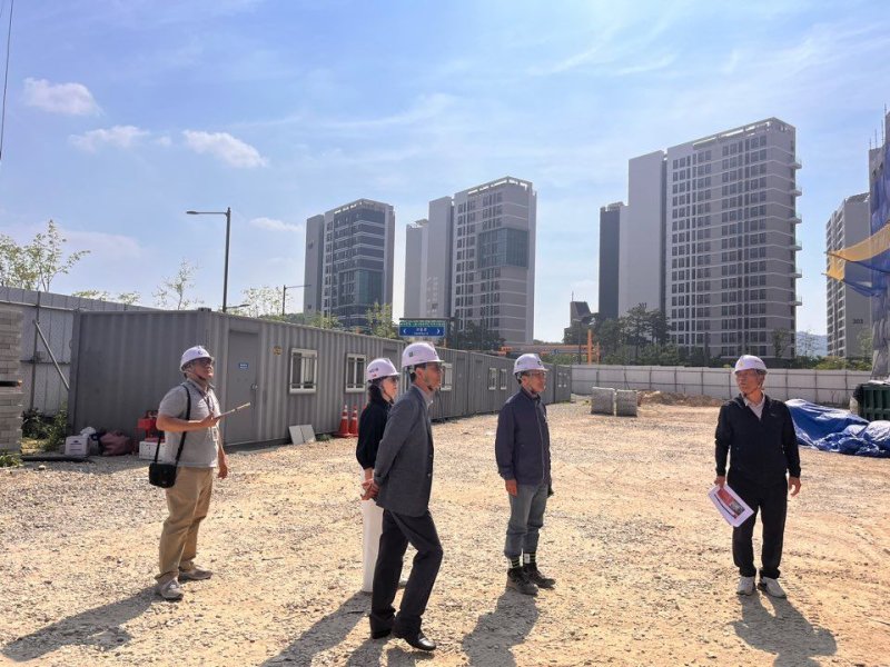 [여주=뉴시스]여주초등학교 신설 현장 점검(사진=여주교육지원청 제공) 2025.06.10.photo@newsis.com