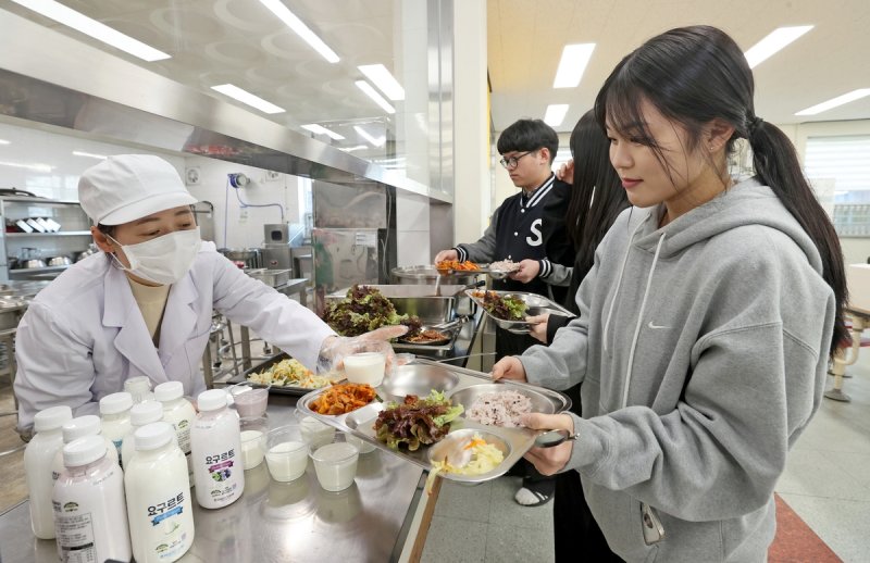 무가당 요구르트 배식받는 학생들 (출처=연합뉴스)