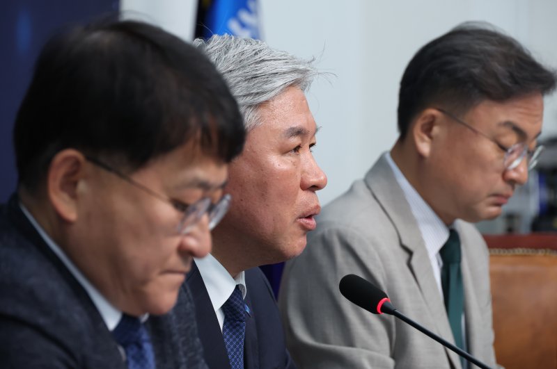 [서울=뉴시스] 고승민 기자 = 서왕진 바카라사이트 카지노판 원내대표가 10일 서울 여의도 국회에서 열린 의원총회에서 발언하고 있다. 2025.06.10. kkssmm99@newsis.com