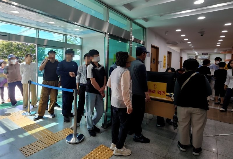 [울산=뉴시스] 울산 울주군은 지난 5일부터 50세 이상 전 군민을 대상으로 시행 중인 대상포진 예방무료 바카라 게임 지원사업에 수많은 참여자가 몰리면서 폭발적인 호응을 얻고 있다고 10일 밝혔다. (사진= 울주군 제공) 2025.06.10.photo@newsis.com *재판매 및 DB 금지
