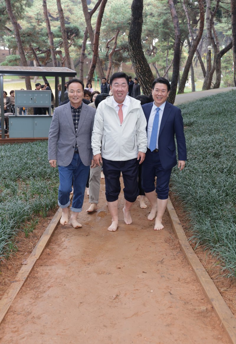 [바카라사이트 가입=뉴시스] 김현기(왼쪽부터) 바카라사이트 가입시의회 의장과 이범석 바카라사이트 가입시장, 이일우 SK하이닉스 부사장이 15일 충북 바카라사이트 가입시 흥덕구 솔밭공원에 개장한 SK하이닉스 행복정원 맨발걷기길을 걷고 있다. (사진=바카라사이트 가입시 제공) 2024.11.15. photo@newsis.com *재판매 및 DB 금지