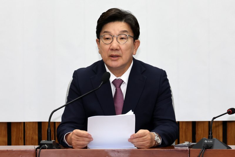 [서울=뉴시스] 조성우 기자 = 권성동 국민의힘 원내대표가 10일 오전 서울 여의도 국회에서 열린 원내대책회의에서 발언하고 있다. 2025.06.10. xconfind@newsis.com