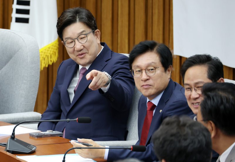 [서울=뉴시스] 조성우 기자 = 권성동(왼쪽) 국민의힘 원내대표가 10일 오전 서울 여의도 국회에서 열린 원내대책회의에서 의원들과 대화하고 있다. 2025.06.10. xconfind@newsis.com