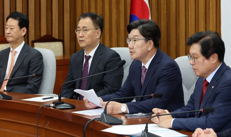 [서울=뉴시스] 조성우 기자 = 권성동(왼쪽 세 번째) 국민의힘 원내대표가 10일 오전 서울 여의도 국회에서 열린 원내대책회의에서 발언하고 있다. 2025.06.10. xconfind@newsis.com