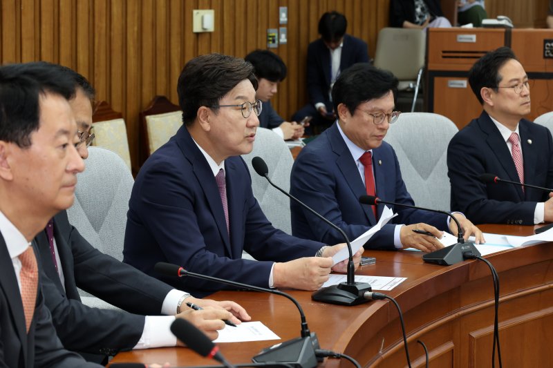 [서울=뉴시스] 조성우 기자 = 권성동(오른쪽 세 번째) 국민의힘 원내대표가 10일 오전 서울 여의도 국회에서 열린 원내대책회의에서 발언하고 있다. 2025.06.10. xconfind@newsis.com