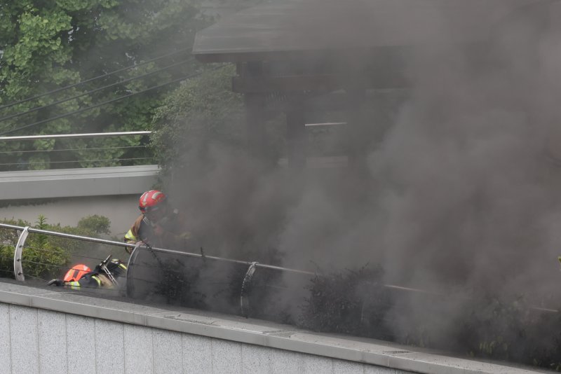 10일 서울 종로구 조계사 옆 불교중앙박물관에서 화재가 발생해 소방관들이 진화작업을 펼치고 있다. 2025.6.10/뉴스1 ⓒ News1 이동해 기자