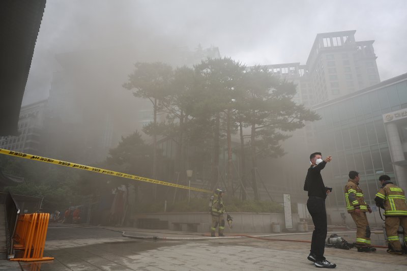 10일 서울 종로구 조계사 불교중앙박물관에서 화재가 발생해 소방관들이 진화작업을 펼치고 있다. 2025.6.10/뉴스1 ⓒ News1 김진환 기자