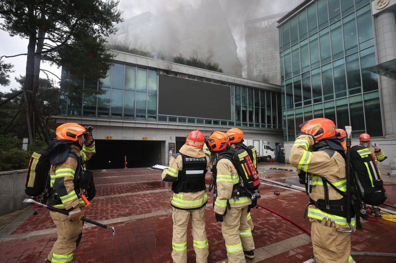 10일 서울 종로구 조계사 불교중앙박물관에서 화재가 발생해 소방관들이 진화작업을 펼치고 있다. 2025.6.10/뉴스1 ⓒ News1 김진환 기자