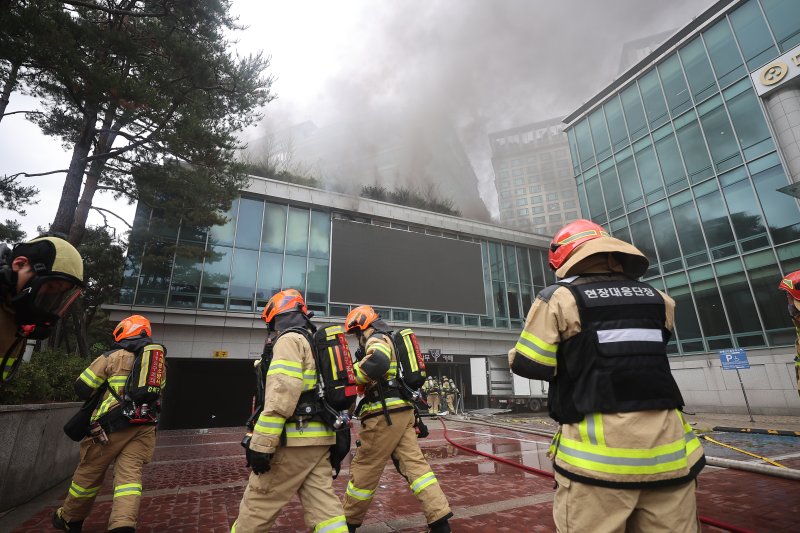 10일 서울 종로구 조계사 불교중앙박물관에서 화재가 발생해 소방관들이 진화작업을 펼치고 있다. 2025.6.10/뉴스1 ⓒ News1 김진환 기자