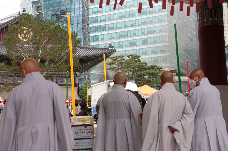 10일 서울 종로구 조계사 옆 불교중앙박물관에서 화재가 발생한 가운데 스님들이 화재 현장을 바라보고 있다. 2025.6.10/뉴스1 ⓒ News1 김명섭 기자