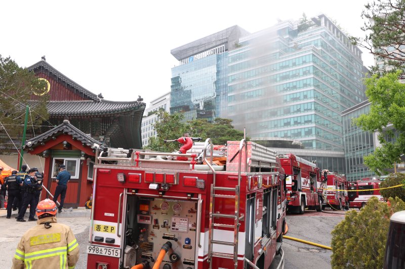 10일 서울 종로구 조계사 옆 불교중앙박물관에서 화재가 발생해 소방관들이 진화작업을 펼치고 있다. 2025.6.10/뉴스1 ⓒ News1 김명섭 기자