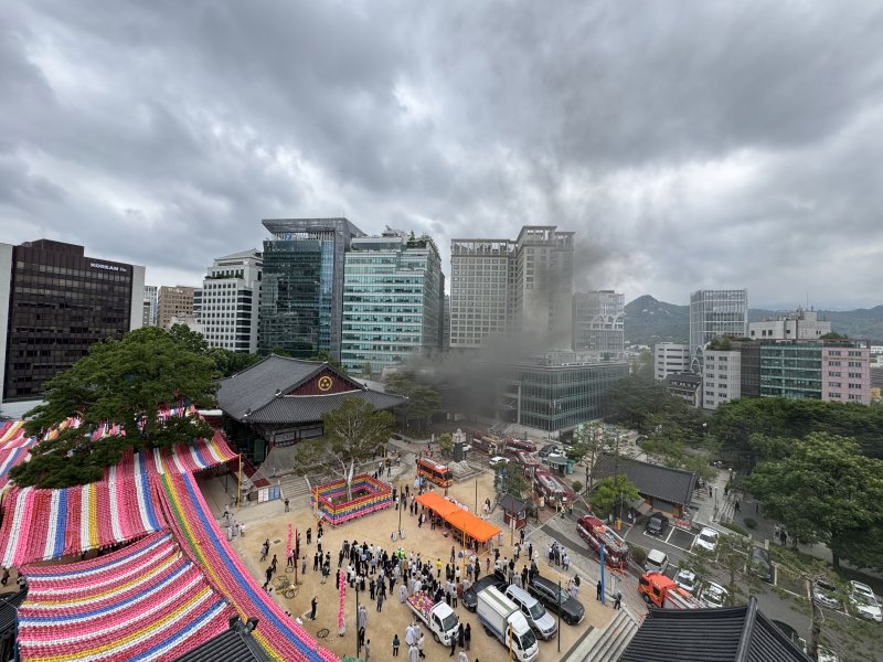 10일 오전 서울 종로구 조계사 옆 불교중앙박물관에서 화재가 발생해 소방관들이 진화작업을 펼치고 있다. 2025.6.10/뉴스1 ⓒ News1 김명섭 기자