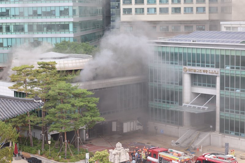 10일 서울 종로구 조계사 불교중앙박물관에서 화재가 발생해 검은 연기가 치솟고 있다. 2025.6.10/뉴스1 ⓒ News1 김명섭 기자
