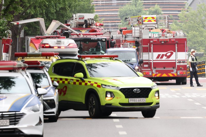 10일 서울 종로구 조계사 불교중앙박물관에서 화재가 발생해 소방관들이 진화작업을 준비하고 있다. 2025.6.10/뉴스1 ⓒ News1 이동해 기자