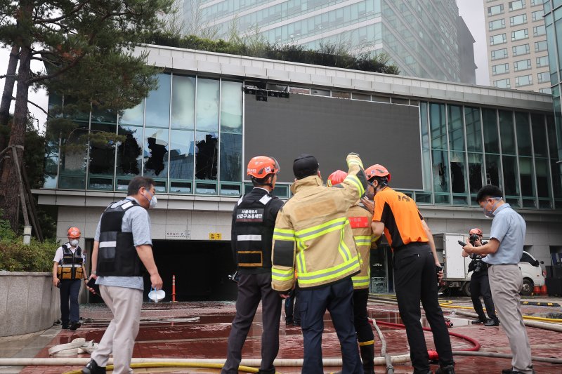 10일 서울 종로구 조계사 옆 불교중앙박물관에서 화재가 발생해 소방관들이 진화작업을 펼치고 있다. 2025.6.10/뉴스1 ⓒ News1 김진환 기자