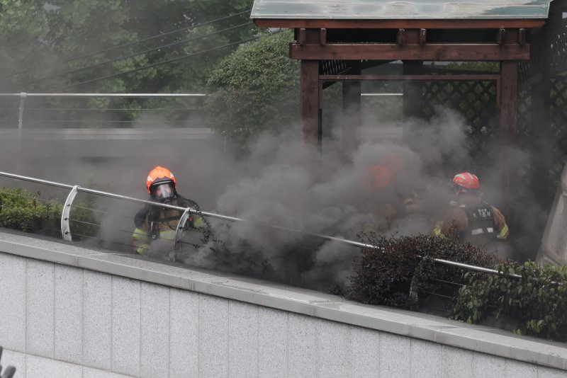 10일 서울 종로구 조계사 옆 불교중앙박물관에서 화재가 발생해 소방관들이 진화작업을 펼치고 있다. 2025.6.10/뉴스1 ⓒ News1 이동해 기자