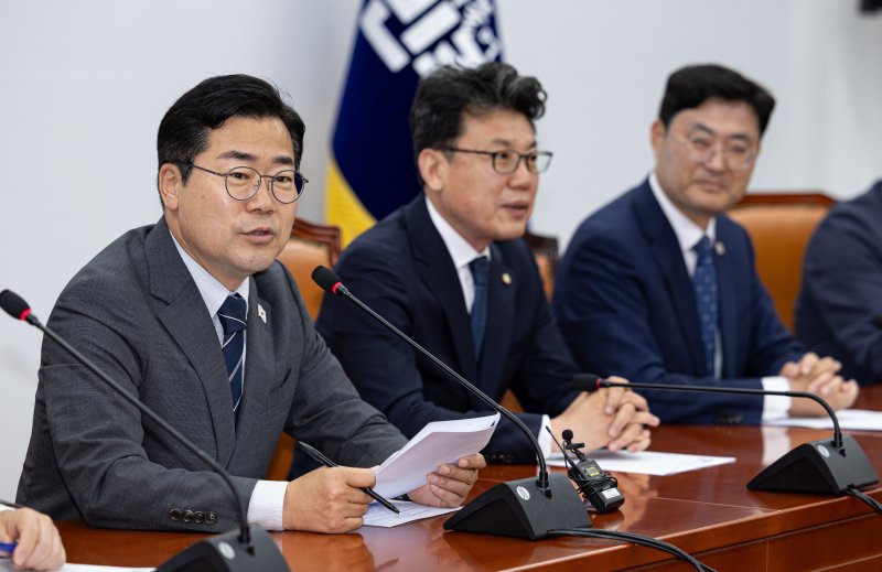 박찬대 더불어민주당 대표 직무대행 겸 원내대표가 10일 오전 서울 여의도 국회에서 열린 원내대책회의에서 발언을 하고 있다. 2025.6.10/뉴스1 ⓒ News1 이재명 기자