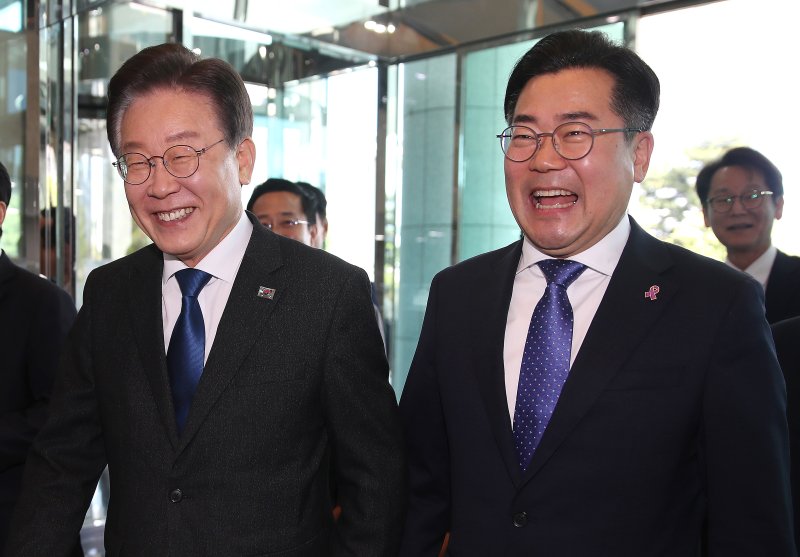 이재명 더불어민주당 대표와 박찬대 원내대표가 16일 오전 서울 여의도 국회 의원회관에서 열린 제22대 국회 전반기 국회의장단 후보 선출 더불어민주당 당선자 총회에 참석하고 있다. 2024.5.16/뉴스1 ⓒ News1 임세영 기자