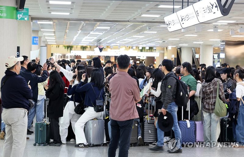 붐비는 제주공항 (출처=연합뉴스)
