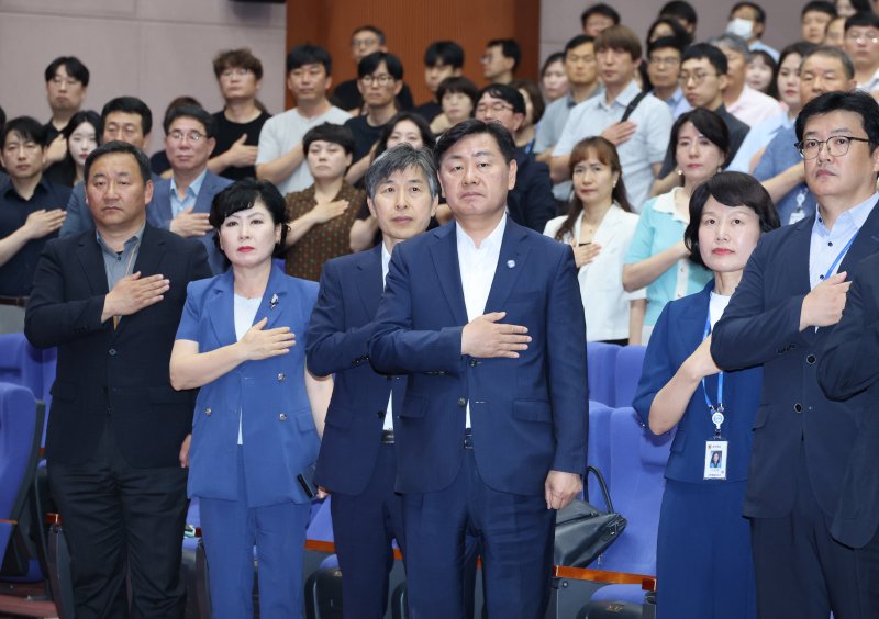 [전주=뉴시스] 10일 전북특별자치도청 공연장에서 열린 6월 소통의 날 행사에 김관영 전북특별자치도지사와 명사로 초청된 김재흠 지방공기업평가원 상임이사를 비롯한 청원들이 국민의례를 하고 있다. 2025.06.10 (사진= 전북자치도 제공) *재판매 및 DB 금지