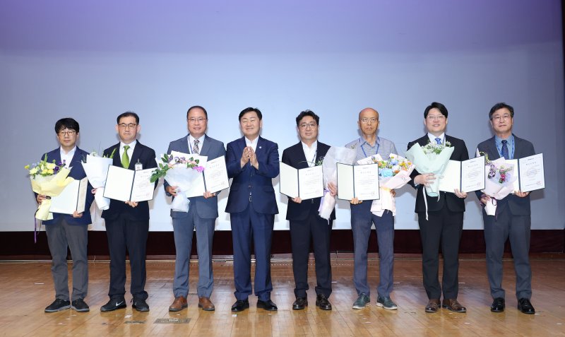 [전주=뉴시스] 김관영 전북특별자치도지사는 10일 전북도청 공연장에서 열린 6월 소통의 날 행사에서 전북자치도(총무과)가 국가기록관리 분야 우수기관으로 선정돼 대통령 기관표창 수여 및 도정현안을 적극적으로 추진해 우수한 성과를 거둔 부서에 혁신도정상을 시상하고 기념촬영을 하고 있다. 2025.06.10 (사진= 전북자치도 제공) *재판매 및 DB 금지