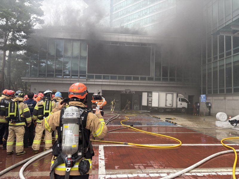 [서울=뉴시스] 한이재 수습기자 = 10일 오전 서울 종로구 조계종 조계사 국제회의장에 화재가 발생해 소방 당국이 불을 끄기 위해 진입하고 있 2025.06.10. nowone@newsis.com *재판매 및 DB 금지