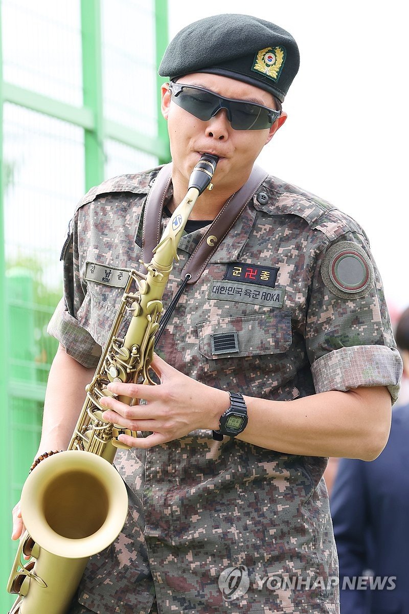 RM의 감미로운 연주 (출처=연합뉴스)