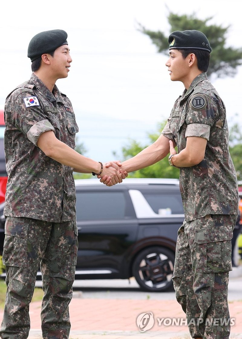 서로의 전역을 축하하는 RM과 뷔 (출처=연합뉴스)