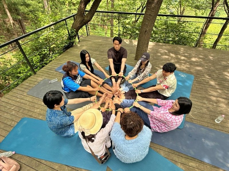 '디지털 디톡스 산림치유 캠프'에 참여한 8인의 인플루언서. (진콘 제공)