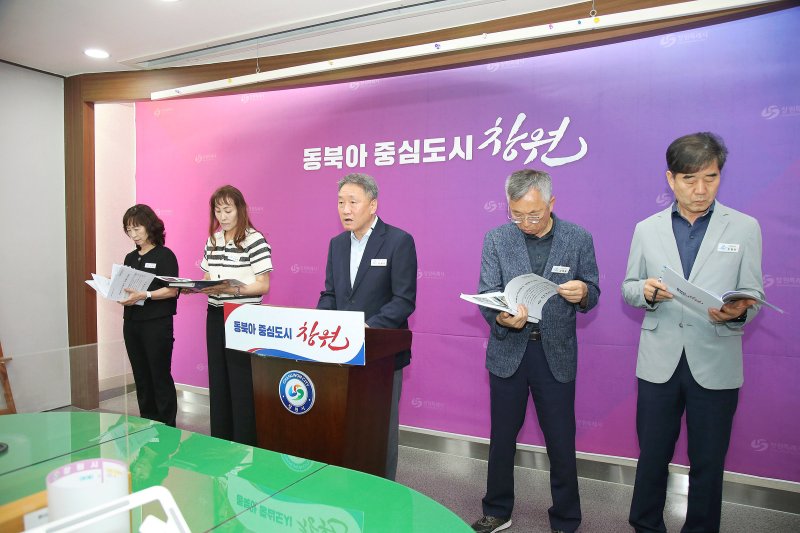 [창원=뉴시스] 강경국 기자 = 박현호 경남 창원시 푸른도시사업소장이 10일 마산합포구 서성동 성매매 집결지 단계적 철거 작업에 대해 브리핑을 하고 있다. (사진=창원시청 제공). 2025.06.10. photo@newsis.com *재판매 및 DB 금지