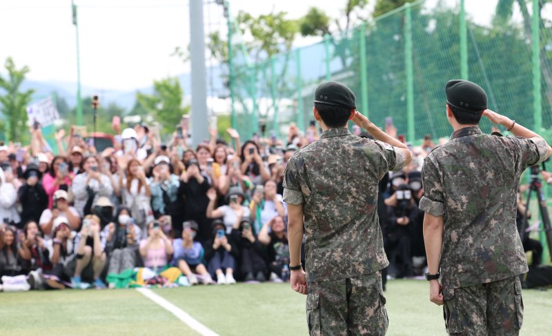 BTS RM·뷔 제대에 들썩…외신·글로벌 아미도 '춘천 집합' [N이슈]