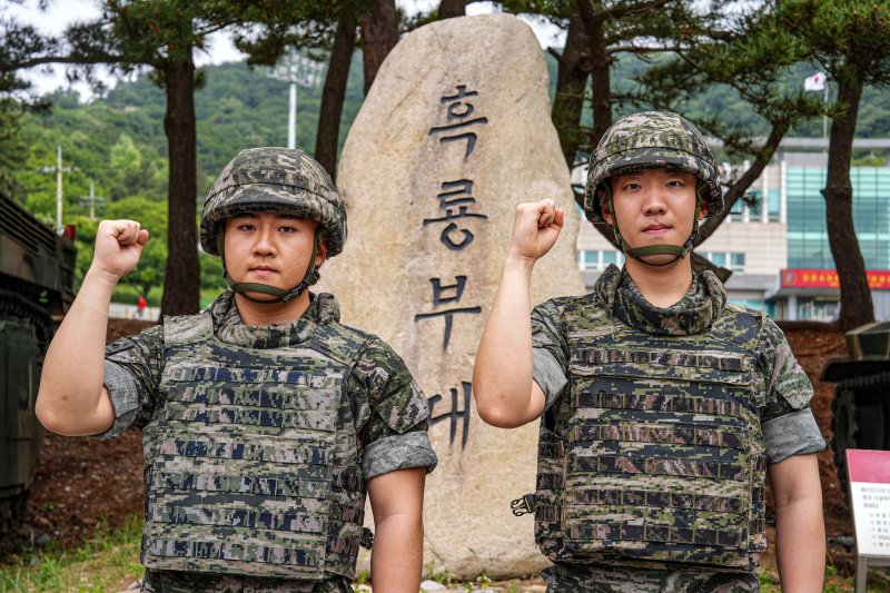 해병대 제6여단 권율 병장과 이찬형 일병 (해병대 제6여단 제공.재판매 및 DB금지)