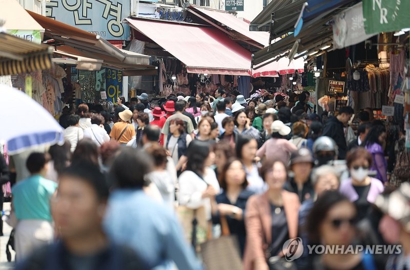 얼어붙은 소비자 심리…반등 가능할까 (출처=연합뉴스)