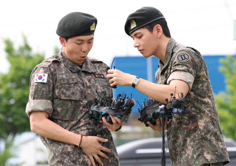 [뉴스1 ★]'완벽한 리더의 떨리는 순간' RM…긴장 속 인간미