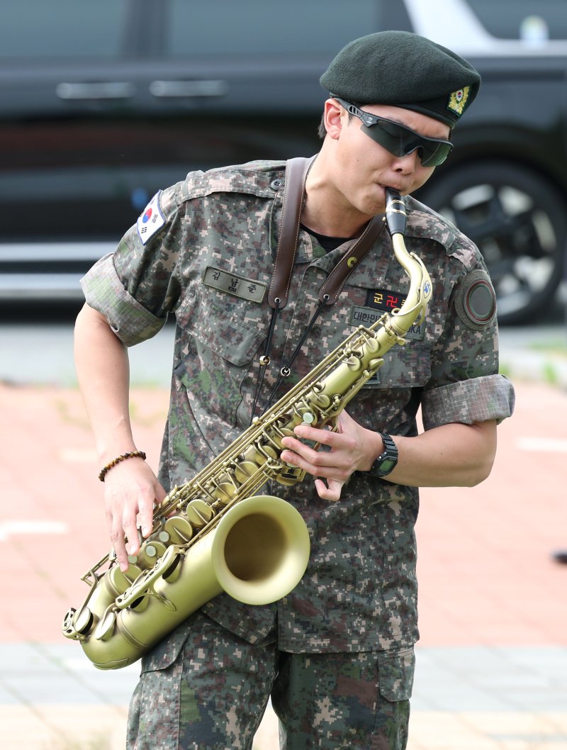 [뉴스1 ★]'완벽한 리더의 떨리는 순간' RM…긴장 속 인간미