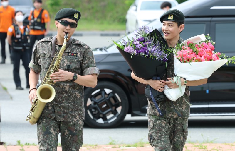 [뉴스1 ★]'완벽한 리더의 떨리는 순간' RM…긴장 속 인간미