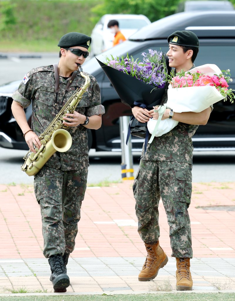 [뉴스1 ★]'완벽한 리더의 떨리는 순간' RM…긴장 속 인간미