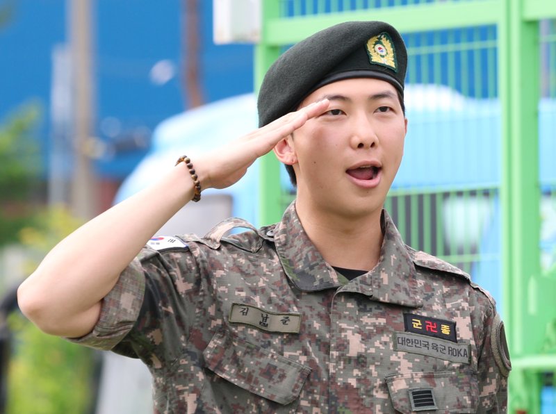[뉴스1 ★]'완벽한 리더의 떨리는 순간' RM…긴장 속 인간미