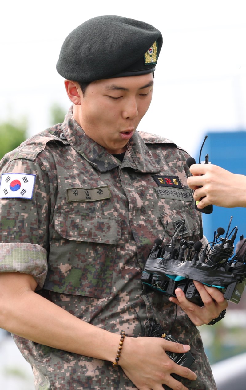 [뉴스1 ★]'완벽한 리더의 떨리는 순간' RM…긴장 속 인간미