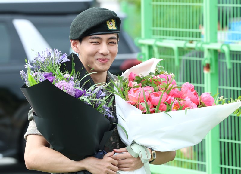 방탄소년단(BTS)의 뷔(김태형, 29)가 10일 오전 강원도 춘천시 신북읍 체육공원 축구장에서 군 복무를 마친 뒤 미소를 짓고 있다. ⓒ News1 권현진 기자
