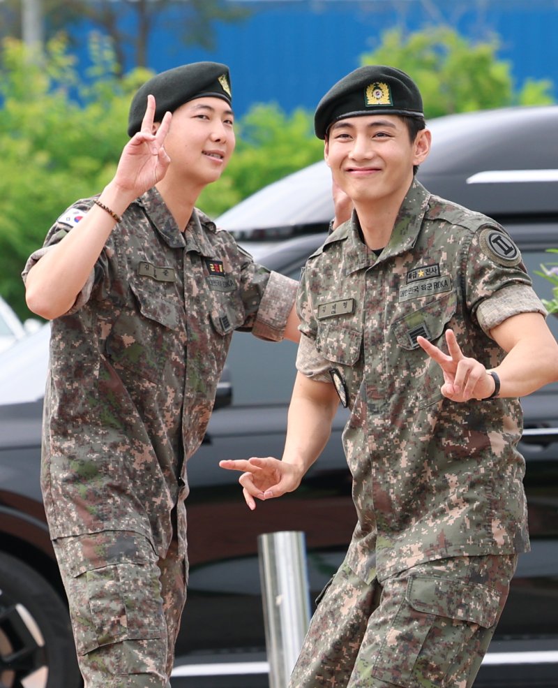 방탄소년단(BTS)의 RM(김남준, 30)과 뷔(김태형, 29)가 10일 오전 강원도 춘천시 신북읍 체육공원 축구장에서 군 복무를 마친 뒤 전역 인사를 하고 있다. ⓒ News1 권현진 기자