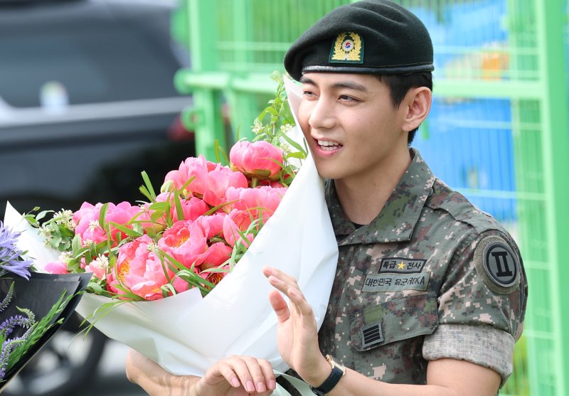방탄소년단(BTS)의 뷔가 10일 오전 강원도 춘천시 신북읍 체육공원 축구장에서 군 복무를 마친 뒤 손을 흔들고 있다. ⓒ News1 권현진 기자