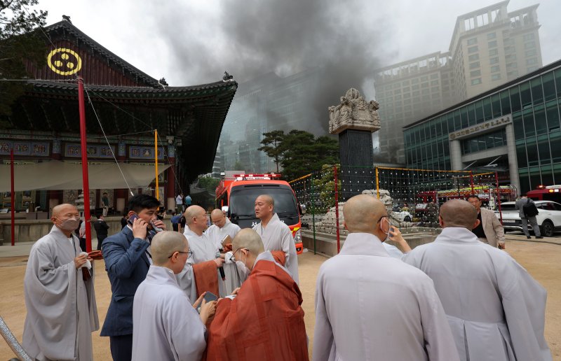 [서울=뉴시스] 홍효식 기자 = 10일 서울 종로구 조계사 한국불교역사문화기념관에서 화재가 발생해 스님들이 상황을 지켜보고 있다. 2025.06.10. yesphoto@newsis.com