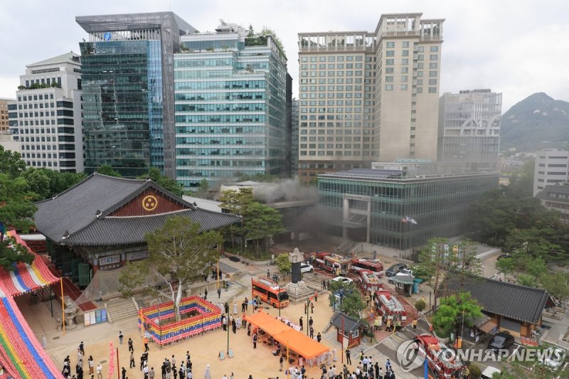 조계사 옆 건물 화재 발생 (출처=연합뉴스)