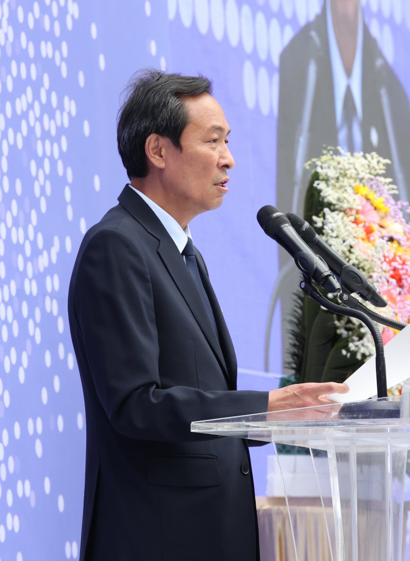 [서울=뉴시스] 김금보 기자 = 우상호 정무수석이 10일 서울 용산구 민주화운동기념관에서 열린 '제38주년 6·10민주항쟁 기념식 및 민주화운동기념관 개관식'에서 이재명 대통령의 기념사를 대독 하고 있다. 2025.06.09. kgb@newsis.com