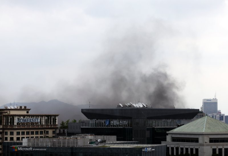 [서울=뉴시스] 배훈식 기자 = 조계사 옆 불교중앙박물관에서 화재가 발생한 10일 오전 서울 종로구 정부서울청사에서 바라본 서울 도심 위로 검은 연기가 피어오르고 있다. 2025.06.10. dahora83@newsis.com