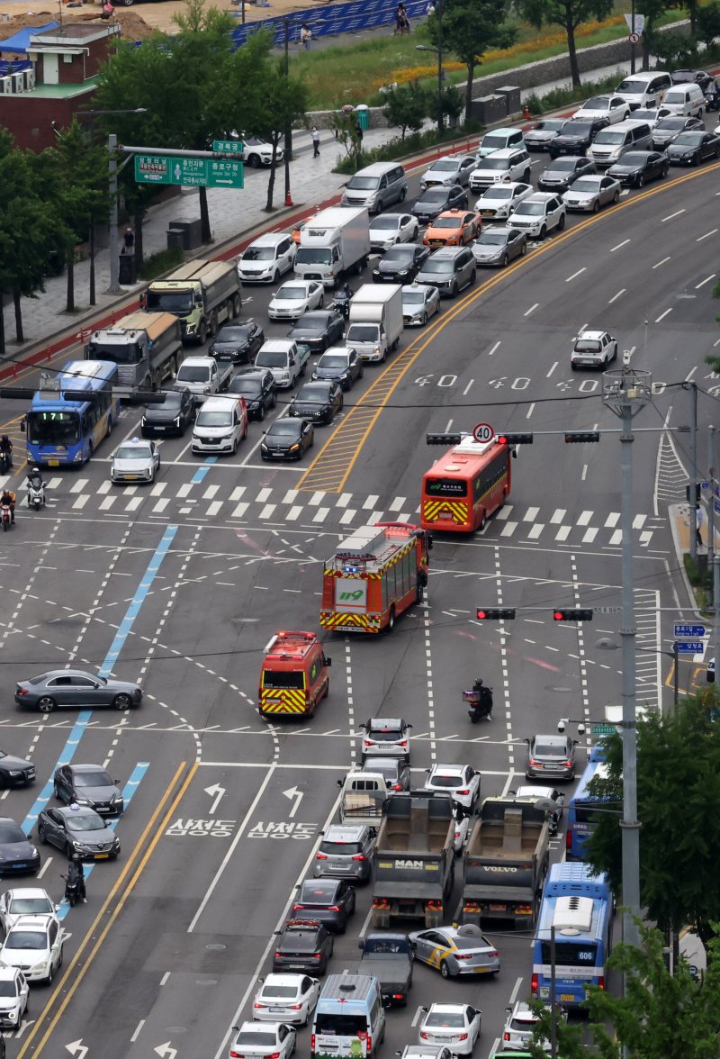[서울=뉴시스] 배훈식 기자 = 조계사 옆 불교중앙박물관에서 화재가 발생한 10일 오전 서울 종로구 사직로 조계사 방면으로 소방차가 출동하고 있다. 2025.06.10. dahora83@newsis.com