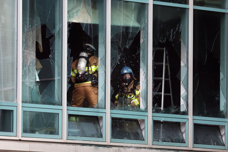 [서울=뉴시스] 홍효식 기자 = 10일 서울 종로구 조계사 한국불교역사문화기념관에서 화재가 발생해 소방대원들이 유리창을 철거하고 있다. 2025.06.10. yesphoto@newsis.com