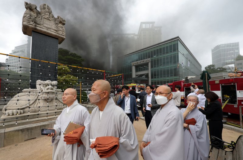 [서울=뉴시스] 홍효식 기자 = 10일 서울 종로구 조계사 한국불교역사문화기념관에서 화재가 발생해 스님들이 이동하고 있다. 2025.06.10. yesphoto@newsis.com
