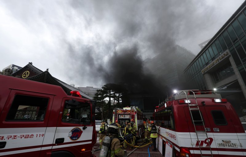 [서울=뉴시스] 홍효식 기자 = 10일 서울 종로구 조계사 한국불교역사문화기념관에서 화재가 발생해 연기가 솟아오르고 있다. 2025.06.10. yesphoto@newsis.com